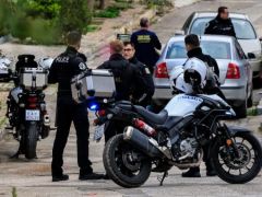 Unser Foto (© Eurokinissi) zeigt die Polizei am Tatort