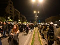 Unser Foto (© Eurokinissi) entstand am Montag (17.11.) vor dem Gebäude der US-amerikanischen Botschaft in Athen.