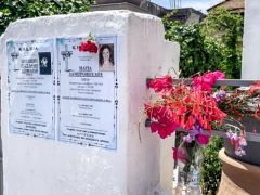 Unser Foto (© Eurokinissi) zeigt die Trauerbekanntmachung des 26-jährigen Olympios und seiner 54-jährigen Mutter Maria vor ihrem Haus in Longos bei Ägion auf der Peloponnes.