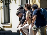 Unser Archivfoto (© Eurokinissi) zeigt den 26-jährigen Mordverdächtigen vor seiner Aussage vor Gericht.