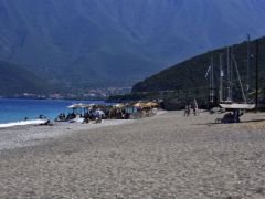 Unser Archivfoto (© Eurokinissi) entstand am Strand Plaka bei Leonidio auf der Peloponnes.