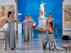 Unser Foto (© Eurokinissi) entstand am Mittwoch (26.11.) im archäologischen Museum des antiken Olympia. Aufgrund der schlechten Wetterbedingungen konnte die Zeremonie nicht wie geplant in der archäologischen Stätte durchgeführt werden.