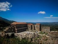 In der Nähe der byzantinischen Stätte Mystras auf der Peloponnes (s. Foto: © Eurokinissi) versteckte ein Mann über Jahre die Leiche seines Vaters.