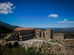 In der Nähe der byzantinischen Stätte Mystras auf der Peloponnes (s. Foto: © Eurokinissi) versteckte ein Mann über Jahre die Leiche seines Vaters.