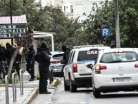 Unser Foto (© Eurokinissi) entstand während einer früheren Operation der Griechischen Polizei, um Verbrechen der „Greek Mafia“ aufzuklären.