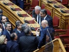 Gratulationen für Premier Kyriakos Mitsotakis nach der Abstimmung (Foto: © Eurokinissi)