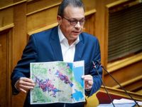 Unser Archivfoto (© Eurokinissi) zeigt SYRIZA-Chef Sokratis Famellos während einer Parlamentsvollversammlung und einer Diskussion im Jahr 2023 über Maßnahmen zum Wiederaufbau der Regionen Thessalien und Evros – im Zusammenhang mit Naturkatastrophen und Überschwemmungen.