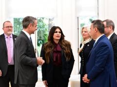 Unser Foto (© Eurokinissi) entstand am Montag (16.2.) im Amtssitz von Premierminister Kyriakos Mitsotakis (2. v. l.).