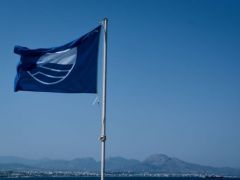 Unser Archivfoto (© Eurokinissi) zeigt die Blaue Flagge am Strand.
