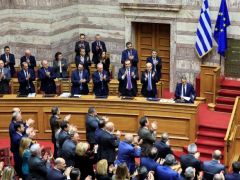 Unser Foto (© Eurokinissi) entstand am Dienstag (16.12.) nach der Abstimmung über den Haushaltsplan im griechischen Parlament.