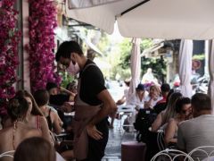 Das Spiel sollte immer der Unterhaltung dienen – ob am Strand von Mykonos oder in einem Café in Athen. (Foto: Eurokinissi)