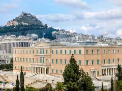 Unser Beispielfoto (© Eurokinissi) zeigt das Parlamentsgebäude in Athen.