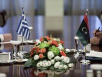 Unser Archivfoto (© Eurokinissi) zeigt die griechische und die libysche Flagge.