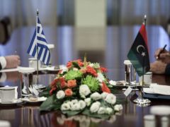 Unser Archivfoto (© Eurokinissi) zeigt die griechische und die libysche Flagge.