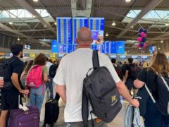 Reisende auf dem Athener Flughafen Foto (© Eurokinissi)