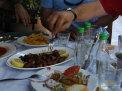 Mezedes: Alle essen von mehreren Tellern (© Eurokinissi).