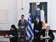 Unser Foto (© Eurokinissi) zeigt Ministerpräsident Mitsotakis (l.) gemeinsam mit dem Präsidenten Zyperns, Anastasiadis. Im Vordergrund die Kulturminister beider Länder bei der Vertragsunterzeichnung.