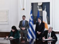 Unser Foto (© Eurokinissi) zeigt Ministerpräsident Mitsotakis (l.) gemeinsam mit dem Präsidenten Zyperns, Anastasiadis. Im Vordergrund die Kulturminister beider Länder bei der Vertragsunterzeichnung.