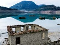 Archivfoto (© Eurokinissi) Im Mornos-Stausee tauchte das geflutete Dorf wieder auf.