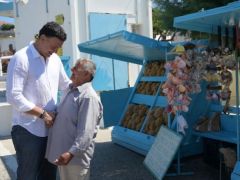 Unser Foto (© Pressestelle des Ministeriums für Handelsschifffahrt und Inselpolitik) zeigt den Minister für Handelsschifffahrt und Inselpolitik Vassilis Kikilias auf der Insel Lipsi.