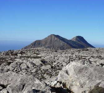 Foto (© Griechenland Zeitung / gh): Die Doppelspitze des Pelineos, wo Artemis und Orion um die Wette jagten.