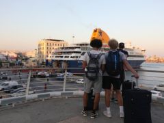Unser Foto (© Eurokinissi) entstand Freitagmorgen (14.8.) im Hafen von Piräus.