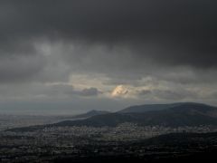 Unser Archivfoto (© Eurokinissi) zeigt eine Wolkendecke über Athen.