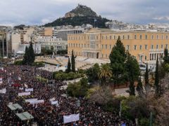 Unser Archivfoto (© Eurokinissi) entstand vor einer Demonstration vor dem Parlamentsgebäude am Syntagma-Platz in Athen.