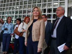 Unser Foto (© Eurokinissi) zeigt Maria Karystianou am Dienstag (26.5.) vor dem Landeshöchstgericht, dem Areopag.
