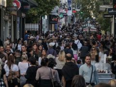 Foto (© Eurokinissi): In der Einkaufsmeile der Ermou in Athen drängen sich die Menschen.