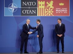 Unser Foto (© Pressebüro des Premierministers / Dimitris Papamitsos) entstand am Mittwoch im Rahmen des NATO-Gipfels in Madrid.