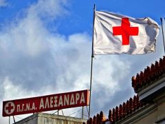 Unser Beispielfoto (© Eurokinissi) entstand vor dem Krankenhaus „Alexandra“ in Athen.