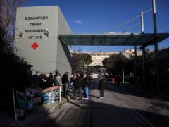 Unser Foto (© Eurokinissi) entstand am Dienstag (18.1.) während einer Demonstration vor dem Sismanoglio-Krankenhaus im Norden Athens.