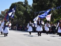 Archivfoto (© Eurokinissi): Vom zentralen Syntagma-Platz ausgehend findet jährlich eine große Parade statt. 