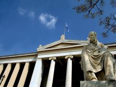 Unser Archivfoto (© Eurokinissi) zeigt das zentrale Gebäude der Nationalen und Kapodistrias-Universität Athen.