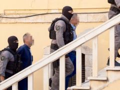 Unser Foto (© Eurokinissi) entstand vor dem Gericht von Chania auf Kreta vor der Aussage des Rechtsmediziners und des Toxikologen.
