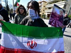 Unser Foto (© Eurokinissi) entstand am Sonntag (1.3.) während einer Protestkundgebung vor der US-Botschaft in Athen.