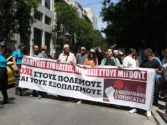 Unser Foto (© Eurokinissi) zeigt demonstrierende Journalisten am Donnerstag (5.6.) vor dem Gebäude der Athener Journalistengewerkschaft ESIEA.