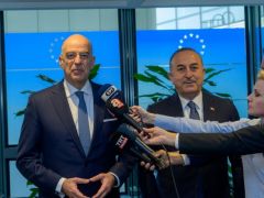 Unser Foto (© Eurokinissi) entstand während des Treffens zwischen Außenminister Nikos Dendias (l.) und seines türkischen Amtskollegen Mevlüt Cavusoglou.