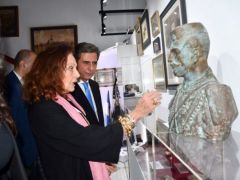 Unser Foto (© griechisches Innenministerium) zeigt die Modedesignerin Diane von Fürstenberg während des Besuches einer Ausstellung in Thessaloniki.