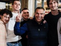 Unser Foto (© Eurokinissi) zeigt den früheren SYRIZA-Chef und Ex-Premierminister Alexis Tsipras am Montag dieser Woche (18.5.) im Rahmen einer Veranstaltung in Athen, bei der Probleme junger Menschen thematisiert wurden.
