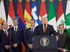 Ministerpräsident Kyriakos Mitsotakis (3. v. r.) – bzw. links hinter dem US-Präsidenten Donald Trump – beim Gaza-Friedensgipfel am 13. Oktober 2025 im ägyptischen Scharm asch-Schaich am Roten Meer (Foto: ek/Archiv)