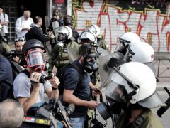 Foto (© Eurokinissi): Die Polizei drängt Journalisten ab: Kritische Berichterstattung hat es in Griechenland nicht immer leicht.