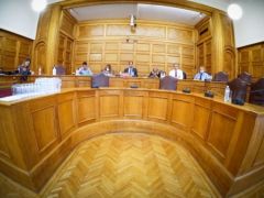 Unser Foto (© Eurokinissi) entstand im September 2022 im Parlament. Abgebildet ist eine Untersuchungskommission, die damals mögliche politische Verantwortlichkeiten für die Abhöraffäre ermitteln sollte, allerdings konnten keine Fakten gefunden werden, durch die Politiker hätten belastet werden können.