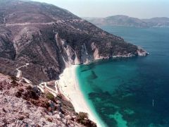 Unser Archivfoto (© Eurokinissi) zeigt den Strand Myrtos auf Kefalonia.