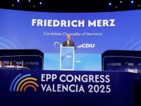 Unser Archivfoto (© Eurokinissi) zeigt den neuen deutschen Bundeskanzler Friedrich Merz Ende April während eines Parteikongresses der Europäischen Volkspartei, in dessen Rahmen er sich auch mit dem griechischen Premierminister Kyriakos Mitsotakis getroffen hatte.