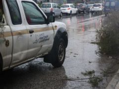 Foto (© Eurokinissi): Unwetter „Byron“ in Keratsini