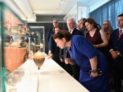 Unser Foto (© Pressestelle des Kulturministeriums) zeigt Kulturministerin Lina Mendoni im Archäologischen Museum von Argos.
