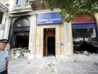 Unsere Archivfotos (© Eurokinissi) entstanden 2010 vor der Marfin-Bank in Athen.