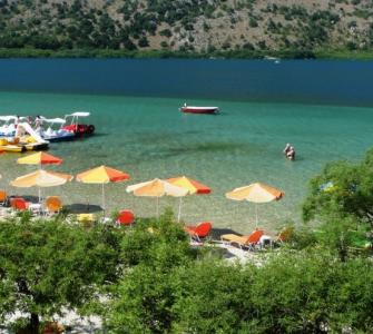 Foto (© GZkb): Beliebtes Ausflugsziel: der See von Kournas.